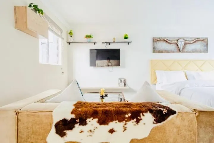 Caline Vip Luxury Jacuzzi &, Swimming Pool Mews Bed & Breakfast Cape Town