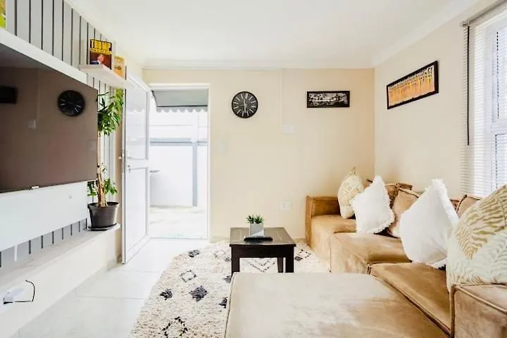 Caline Vip Luxury Jacuzzi &, Swimming Pool Mews Bed & Breakfast Cape Town 0*,