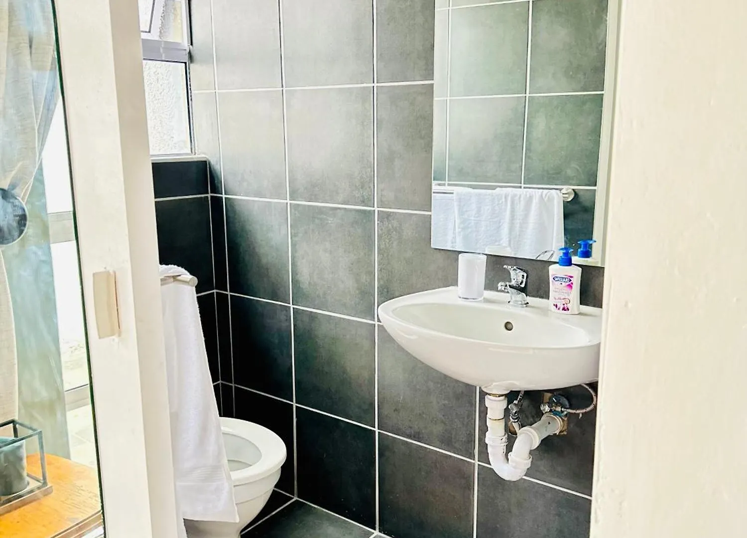 Caline Vip Luxury Jacuzzi &, Swimming Pool Mews Bed & Breakfast Cape Town