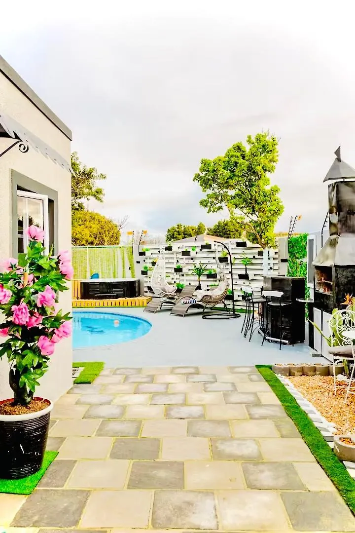 Caline Vip Luxury Jacuzzi &, Swimming Pool Mews Bed & Breakfast Cape Town