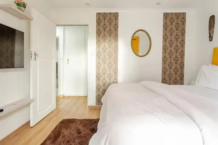 Caline Vip Luxury Jacuzzi &, Swimming Pool Mews Bed & Breakfast Cape Town 0*,