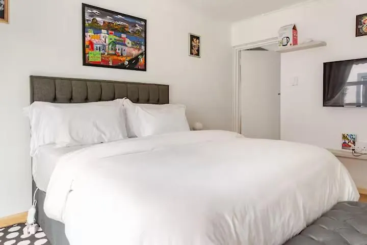 Caline Vip Luxury Jacuzzi &, Swimming Pool Mews Bed & Breakfast Cape Town