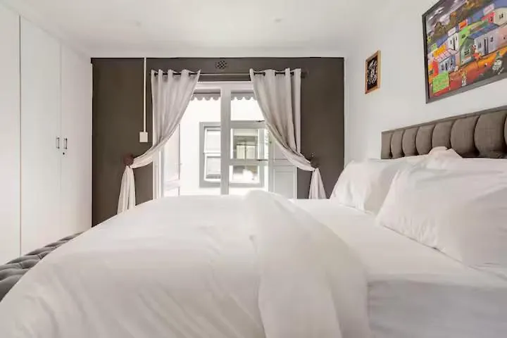 Caline Vip Luxury Jacuzzi &, Swimming Pool Mews Bed & Breakfast Cape Town