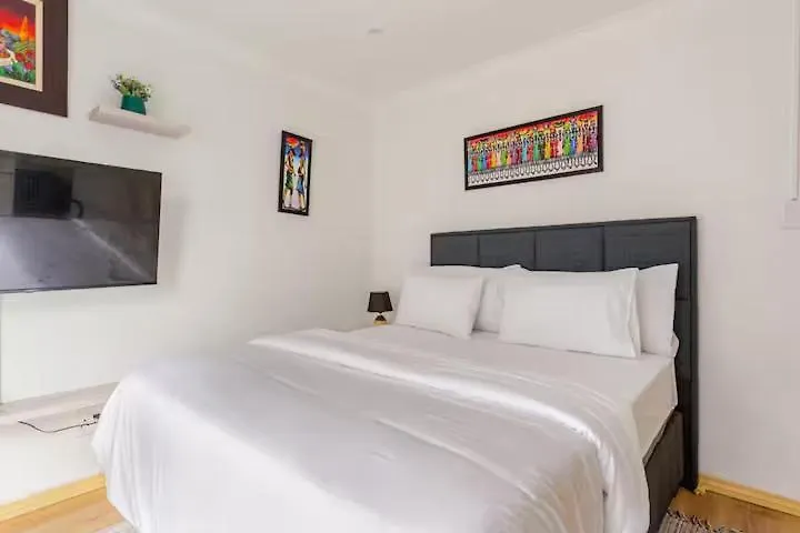 Caline Vip Luxury Jacuzzi &, Swimming Pool Mews Bed & Breakfast Cape Town 0*,