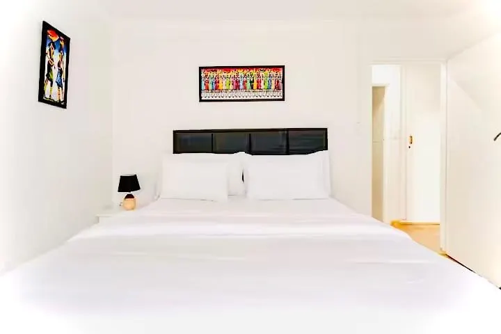Caline Vip Luxury Jacuzzi &, Swimming Pool Mews Bed & Breakfast Cape Town 0*,