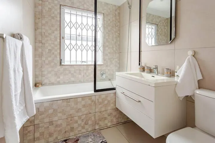 Caline Vip Luxury Jacuzzi &, Swimming Pool Mews Bed & Breakfast Cape Town
