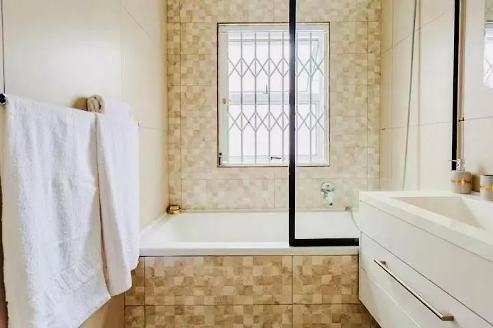 Caline Vip Luxury Jacuzzi &, Swimming Pool Mews Bed & Breakfast Cape Town
