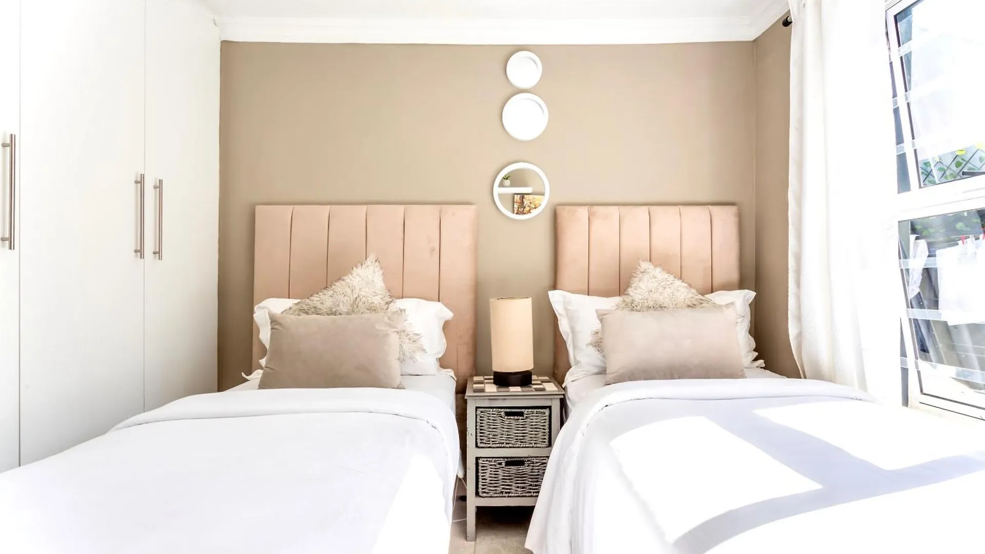 ケープタウン Caline Vip Luxury Jacuzzi &, Swimming Pool Mews Bed & Breakfast