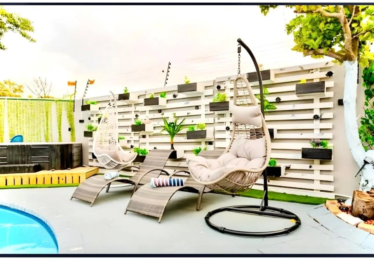 Caline Vip Luxury Jacuzzi &, Swimming Pool Mewsの連絡先