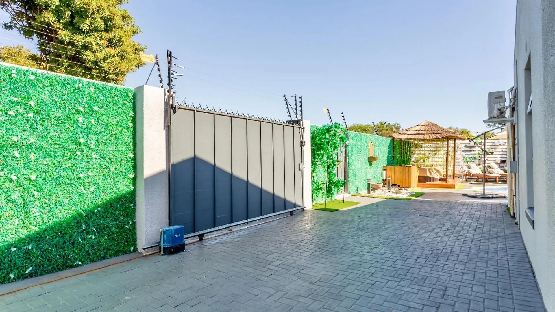 Caline Vip Luxury Jacuzzi &, Swimming Pool Mews Bed & Breakfast Cape Town