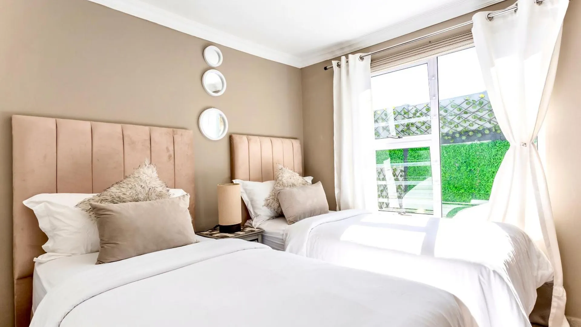Caline Vip Luxury Jacuzzi &, Swimming Pool Mews Bed & Breakfast Cape Town 0*,  South Africa